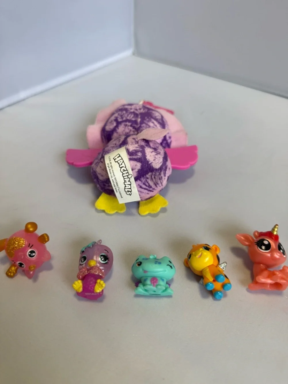 Hatchimals Lot - Plush Winged Lion Keychain & 5 Mini Animal Figures - Kids Toys - Picture 2 of 5